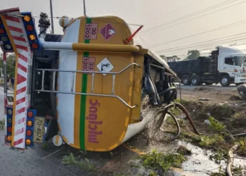 ระทึก! รถบรรทุกน้ำมันดีเซล 9,000 ลิตรพลิกคว่ำ น้ำมันรั่วไหล บนถ.มิตรภาพ โคราช บาดเจ็บ 3