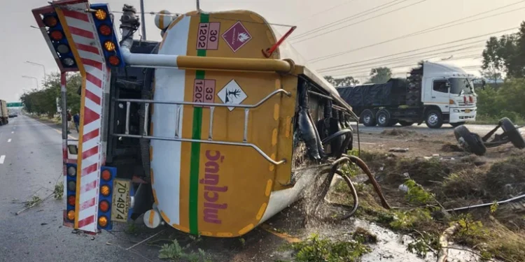 ระทึก! รถบรรทุกน้ำมันดีเซล 9,000 ลิตรพลิกคว่ำ น้ำมันรั่วไหล บนถ.มิตรภาพ โคราช บาดเจ็บ 3