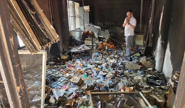 ชาวบ้านโต้! ไม่เชื่อพบเซ็กซ์ทอยเกลื่อนกุฏิเจ้าอาวาสวัดดังหลังไฟไหม้ จนท.ปิดล้อมที่เกิดเหตุรอพิสูจน์