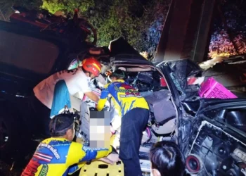 อุบัติเหตุหมู่สลด! ชาวลาวเหมารถไปส่งช่องเม็ก ชนท้ายรถเทรลเลอร์ทหารพังยับ ดับ 2 รวมเด็ก 5 ขวบ สาหัสอีก 2