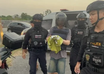 คุมตัวทำแผนชี้จุด “ไอ้ต้อม” มือฆ่าหั่นศพสาวลาว ชาวบ้านรุมด่าสาปแช่ง ก่อนจะต้องยุติทันที ป้องเหตุวุ่นวาย