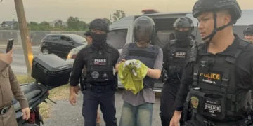 คุมตัวทำแผนชี้จุด “ไอ้ต้อม” มือฆ่าหั่นศพสาวลาว ชาวบ้านรุมด่าสาปแช่ง ก่อนจะต้องยุติทันที ป้องเหตุวุ่นวาย