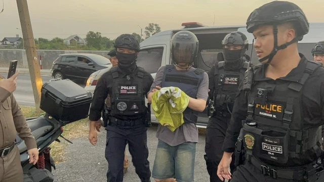 คุมตัวทำแผนชี้จุด “ไอ้ต้อม” มือฆ่าหั่นศพสาวลาว ชาวบ้านรุมด่าสาปแช่ง ก่อนจะต้องยุติทันที ป้องเหตุวุ่นวาย 1 คุมตัวทำแผนชี้จุด “ไอ้ต้อม” มือฆ่าหั่นศพสาวลาว ชาวบ้านรุมด่าสาปแช่ง ก่อนจะต้องยุติทันที ป้องเหตุวุ่นวาย