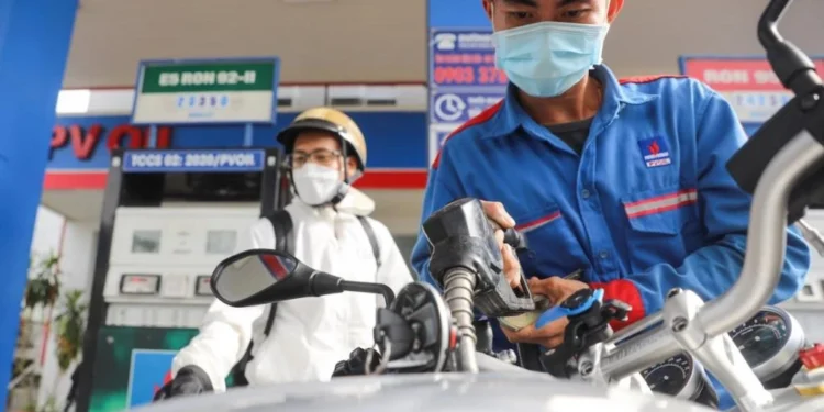 ไทยดูไว้! เวียดนามงดเก็บภาษีสิ่งแวดล้อมน้ำมัน ราคาลงกว่า 25% เบนซินเหลือลิตรละ 30 บาท ดีเซลเหลือ 44 บาทเศษ