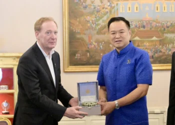 ประธานไมโครซอฟท์เข้าพบ "อนุทิน" เผยพร้อมลงทุนกว่า 3 หมื่นล้าน 2 ปีข้างหน้า พัฒนาทักษะดิจิทัล-AI คนไทย 3 ประธานไมโครซอฟท์เข้าพบ “อนุทิน” เผยพร้อมลงทุนกว่า 3 หมื่นล้าน 2 ปีข้างหน้า พัฒนาทักษะดิจิทัล-AI คนไทย