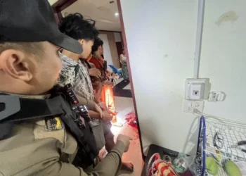 หนุ่มวัย 25 ปีคลั่งคว้ามีดแทงแฟนสาว-ปาดคอญาติดับสลด 2 ศพ เผยคนก่อเหตุมีอาการซึมเศร้า 2 หนุ่มวัย 25 ปีคลั่งคว้ามีดแทงแฟนสาว-ปาดคอญาติดับสลด 2 ศพ เผยคนก่อเหตุมีอาการซึมเศร้า