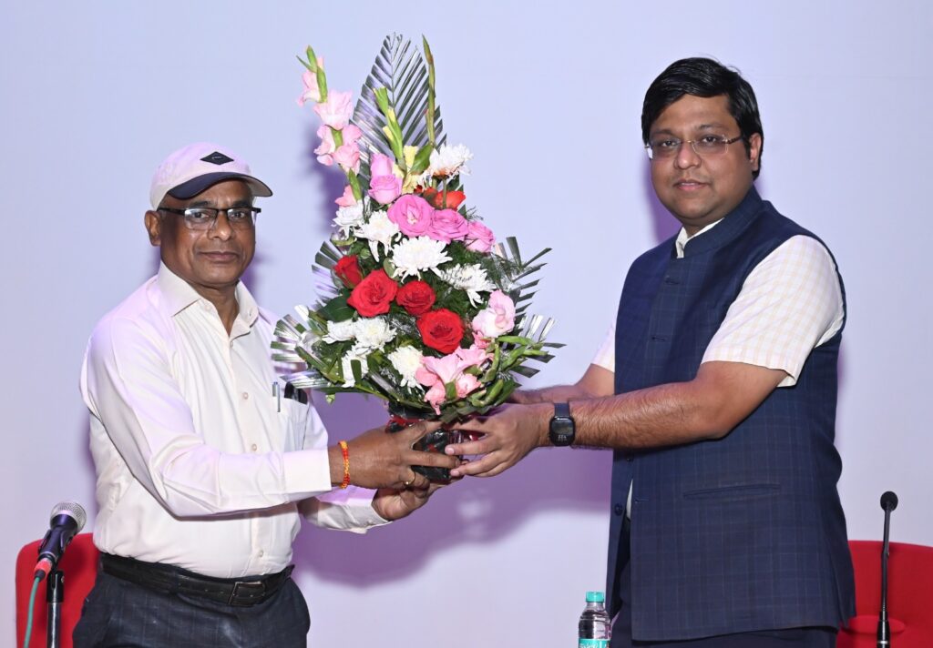 जनसंपर्क विभाग के अपर संचालक श्री जे.एल. दरियो को सेवानिवृत्ति पर दी गई गरिमामय विदाई अनवरत 36 वर्षों तक दी उल्लेखनीय सेवाएं 1 WhatsApp Image 2026 02 28 at 10.30.08 PM