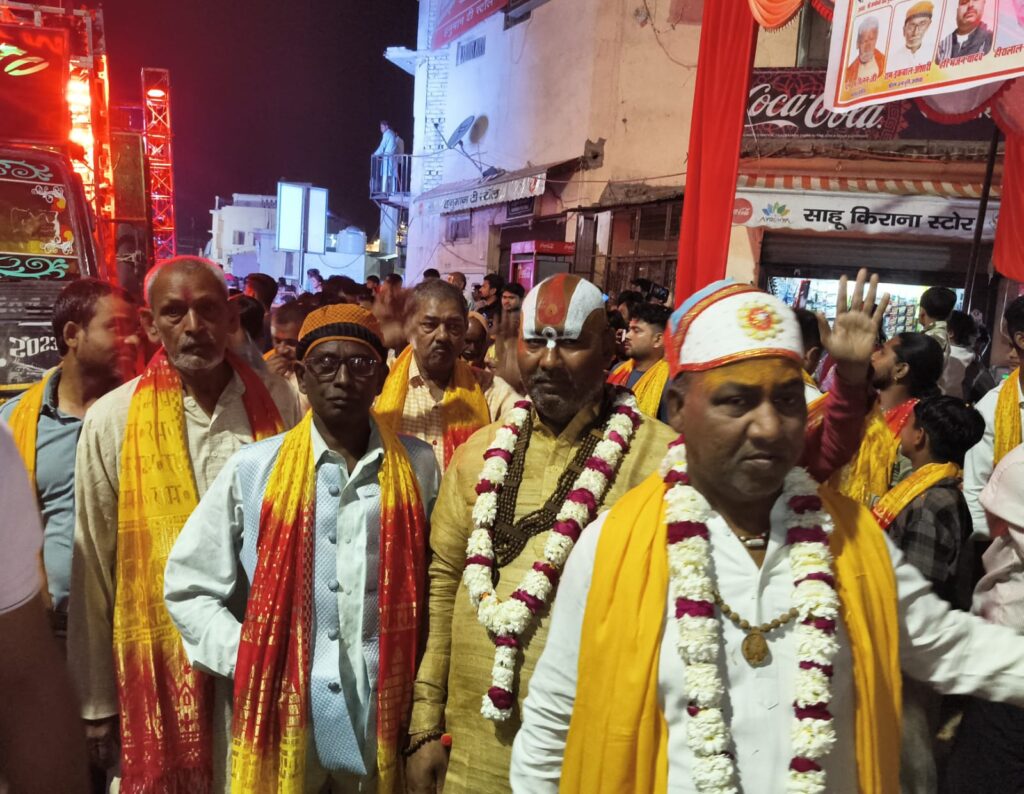 इकबाल अंसारी ने रामनवमी शोभायात्रा का किया स्वागत किया पुष्पवर्षा उतारी आरती 1 WhatsApp Image 2026 03 28 at 9.32.22 AM