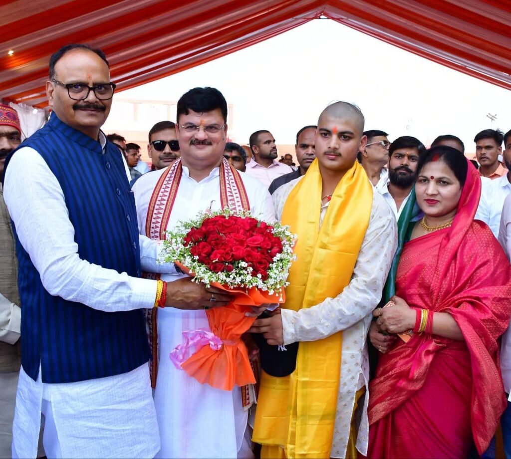 डिप्टी सीएम बृजेश पाठक महापौर महन्थ गिरीश पति त्रिपाठी के पुत्र के जनेऊ संस्कार में पहुंचे 1 WhatsApp Image 2026 03 30 at 7.02.30 PM