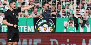 Masked fan unplugs VAR monitor in German match