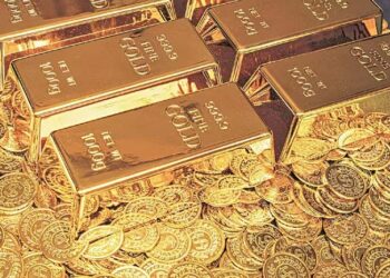 Gold falls 2.7% to over 1-month low on strong dollar, hawkish Fed tone