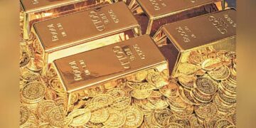 Gold falls 2.7% to over 1-month low on strong dollar, hawkish Fed tone