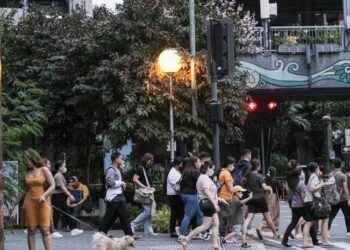 Philippines mulls shorter work week, less air conditioning to save energy