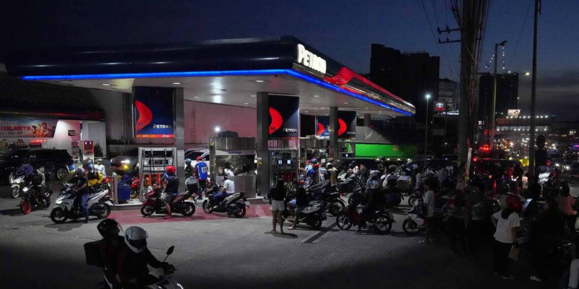 Pakistan and Philippines announce 4-day work week. Here’s why