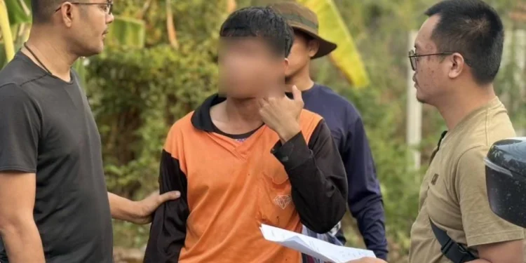 ลากคอหนุ่มหื่น ย่องข่มขืนลูกเลี้ยงวัย 13 ถึงห้องนอน 1 ลากคอหนุ่มหื่น ย่องข่มขืนลูกเลี้ยงวัย 13 ถึงห้องนอน