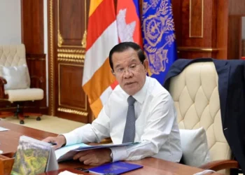 ฮุนเซนโต้ฝ่ายค้านวิจารณ์รัฐจัดงานปีใหม่ท่ามกลางปัญหาชายแดน ลั่นแค่แผลนิ้วก้อยไม่จำเป็นต้องอัมพาตทั้งตัว 5 ฮุนเซนโต้ฝ่ายค้านวิจารณ์รัฐจัดงานปีใหม่ท่ามกลางปัญหาชายแดน ลั่นแค่แผลนิ้วก้อยไม่จำเป็นต้องอัมพาตทั้งตัว