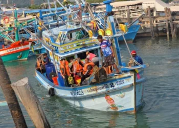 ชื่นชม” ไต๋เรือฮีโร่” แล่นเรือฝ่าคลื่นลมช่วย 9ชีวิตรอดตายหวุดหวิดจากเหตุเรือนำเที่ยวอับปางอ่าวแสมสาร