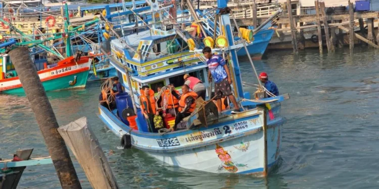 ชื่นชม” ไต๋เรือฮีโร่” แล่นเรือฝ่าคลื่นลมช่วย 9ชีวิตรอดตายหวุดหวิดจากเหตุเรือนำเที่ยวอับปางอ่าวแสมสาร