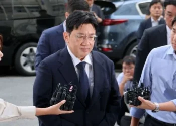 ตำรวจเกาหลีใต้ยื่นขอหมายจับ “บังชีฮยอก” ประธาน HYBE ปมฉ้อโกง-ปั่นหุ้น IPO