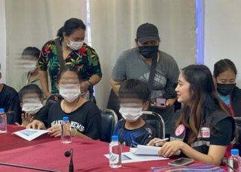 ตร . หนองขาม แจ้ง 6 ข้อหาหนัก หนุ่ม LGBTQ ล่วงละเมิดเด็กชายกว่า 10 ราย