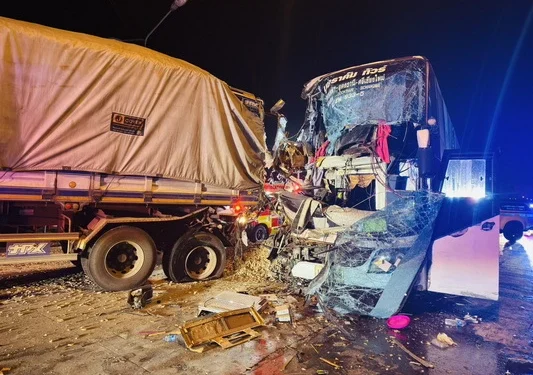 ทัวร์ศรีเชียงใหม่-กรุงเทพฯ ชนท้ายรถพ่วงแยกท่าพระขอนแก่น บาดเจ็บระนาวกว่า 27 ราย