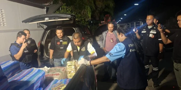 จนท.ตามปิดล้อมหมู่บ้านดังพิษณุโลกค่อนคืน สกัดปาเจโร่ขนไอซ์ล็อตใหญ่ แต่ไร้เงาตัวคน