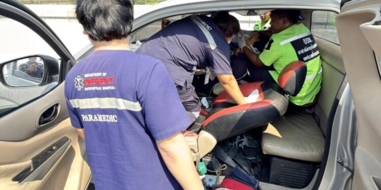 สลดกระบะตกร่องน้ำสะพานถูกเหล็กแทงทะลุท้องเสียชีวิต