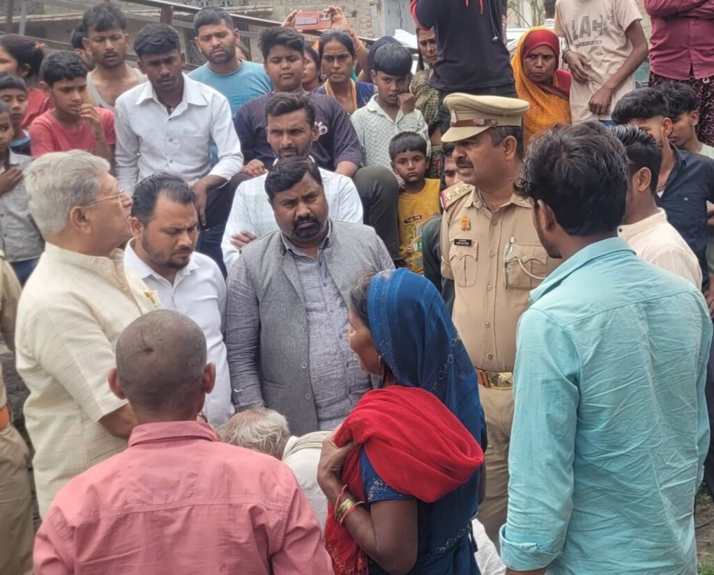 जमीनी विवाद में हुई पिटाई से घायलों के परिजन से मिले अयोध्या विधायक वेद प्रकाश गुप्ता 1 WhatsApp Image 2026 04 04 at 3.41.19 PM