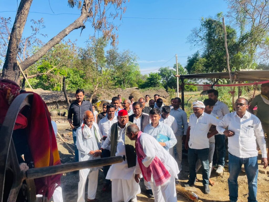 अग्नि पीड़ितों से मिले सांसद अवधेश प्रसाद, आर्थिक मदद कर हर संभव दिया मदद भरोसा, 10 घरों की गृहस्थी जलकर हुई राख 1 WhatsApp Image 2026 04 05 at 5.25.48 PM