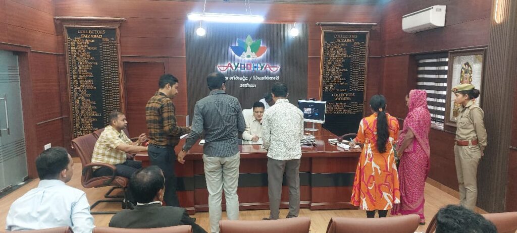 जनता दर्शन में जिलाधिकारी ने सुनीं शिकायतें,शीघ्र निस्तारण के दिए निर्देश 1 WhatsApp Image 2026 04 08 at 3.20.32 PM