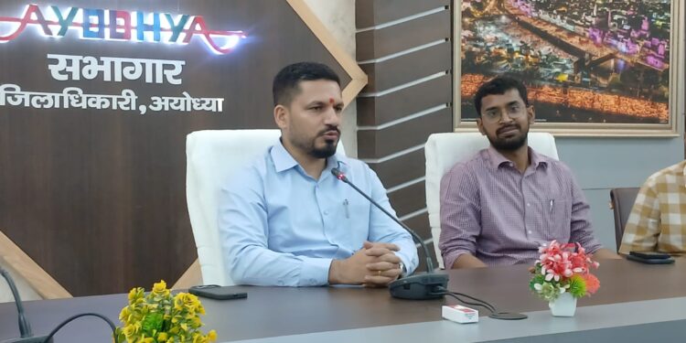 नवागत डीएम शशांक त्रिपाठी ने रामलला का दर्शन कर किया पदभार ग्रहण