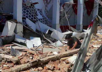 1 Dead As Building Collapses After 7.4 Earthquake Hits Indonesia