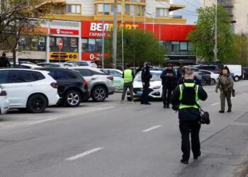 5 killed after gunman opens fire in Kyiv, shooter killed in supermarket standoff