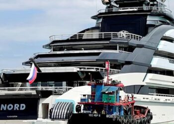 $500 million superyacht linked to Putin aide sails through Hormuz amid blockade