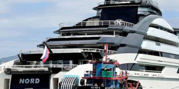 $500 million superyacht linked to Putin aide sails through Hormuz amid blockade