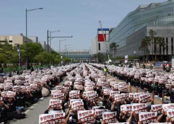 Tens of thousands of Samsung workers rally, demand bigger AI profit share