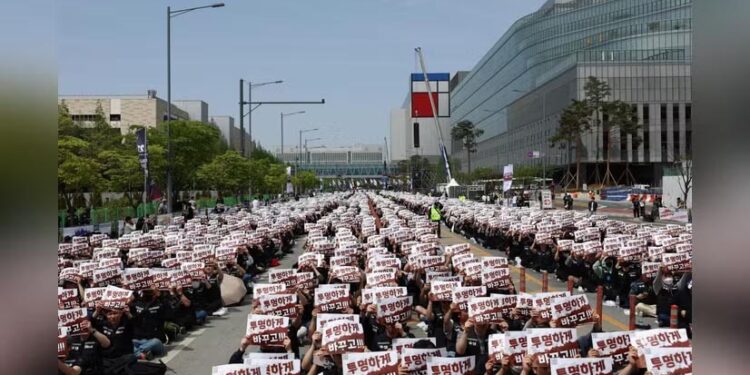 Tens of thousands of Samsung workers rally, demand bigger AI profit share
