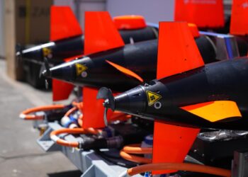 British navy prepares to clear mines in Hormuz while waiting for peace deal