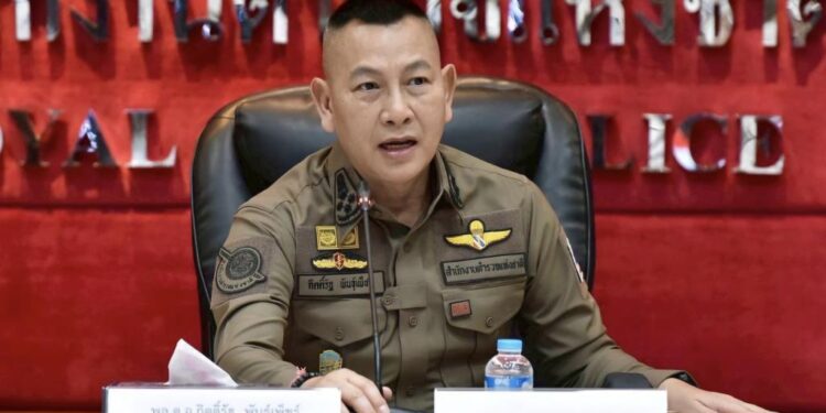 ผบ.ตร.สั่งเชือดเด็ดขาด! ฝากขังแล้ว 5 ผู้ต้องหาแก๊งอุ้มชาวจีน ให้ออก 4 ตำรวจเอี่ยวคดี เร่งขยายผลโยงอาชญากรรมข้ามชาติ 1 ผบ.ตร.สั่งเชือดเด็ดขาด! ฝากขังแล้ว 5 ผู้ต้องหาแก๊งอุ้มชาวจีน ให้ออก 4 ตำรวจเอี่ยวคดี เร่งขยายผลโยงอาชญากรรมข้ามชาติ
