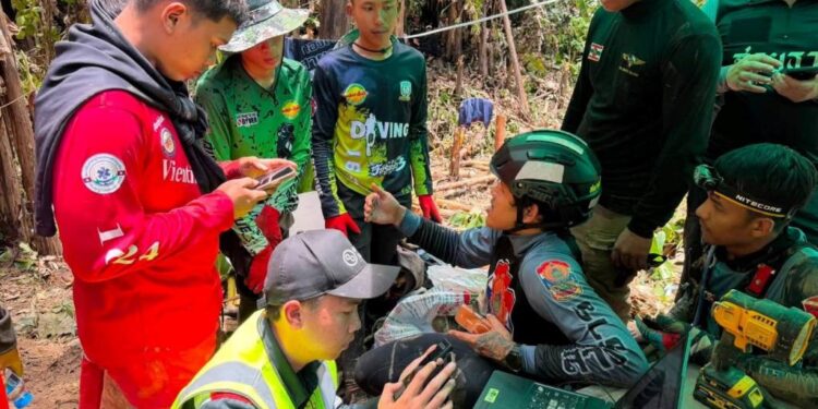 ทีมกู้ภัยไทยร้องขอถังออกซิเจนเพิ่มสำหรับภารกิจช่วยชาวลาวออกจากถ้ำ 1 ทีมกู้ภัยไทยร้องขอถังออกซิเจนเพิ่มสำหรับภารกิจช่วยชาวลาวออกจากถ้ำ