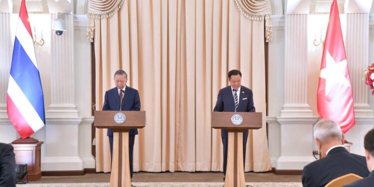 นายกฯ จับมือ ปธน.เวียดนาม เปิดเวทีผนึกภาคเอกชนสู่หุ้นส่วนยุทธศาสตร์รอบด้าน ย้ำศก.โตไปด้วยกัน 1 นายกฯ จับมือ ปธน.เวียดนาม เปิดเวทีผนึกภาคเอกชนสู่หุ้นส่วนยุทธศาสตร์รอบด้าน ย้ำศก.โตไปด้วยกัน