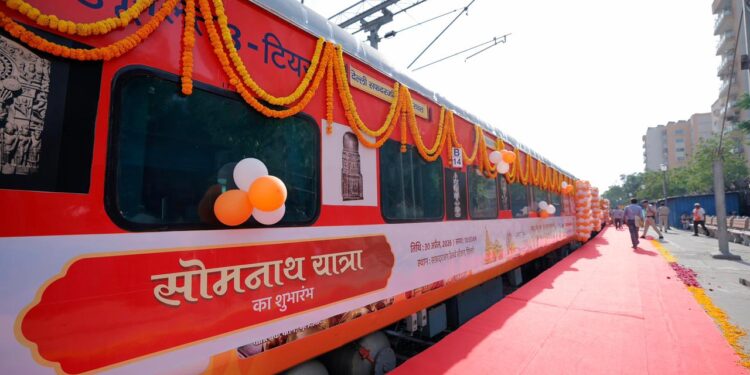 India: Delhi Flags Off Special Train with 1,400 Pilgrims for Somnath Yatra