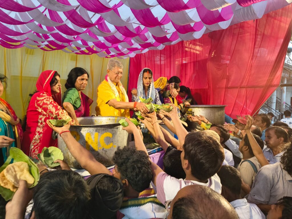 बड़े मंगल को अयोध्या विधायक वेद प्रकाश गुप्ता ने हनुमान मंदिर में किया भंडारे का आयोजन 1 WhatsApp Image 2026 05 05 at 8.36.54 PM