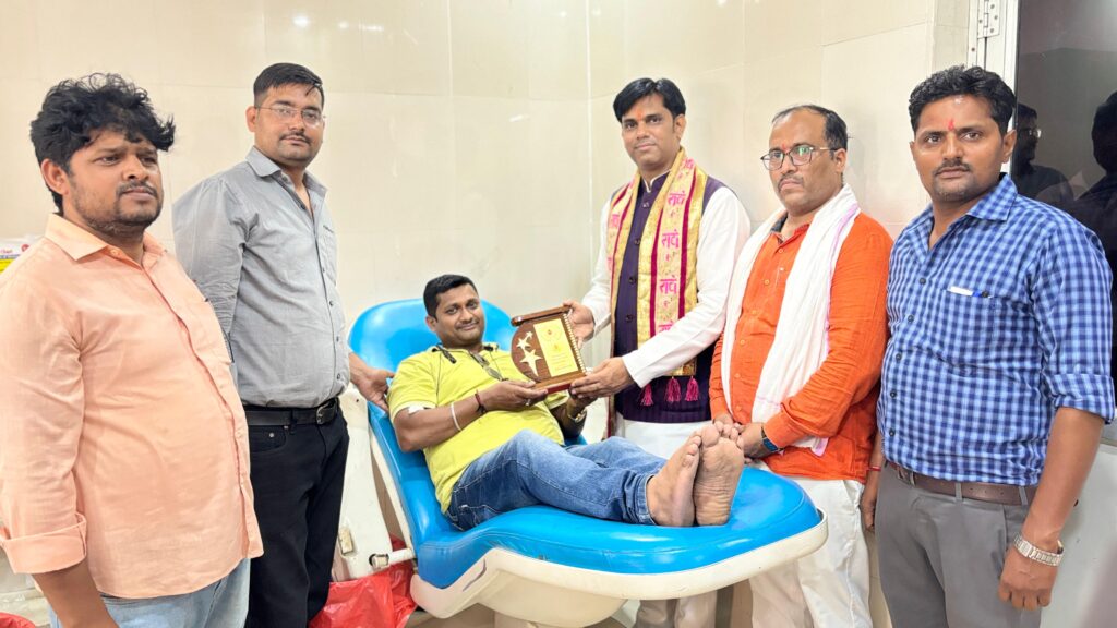 पत्रकार अरविंद गुप्ता ने किया रक्तदान 1 WhatsApp Image 2026 05 19 at 8.24.30 PM