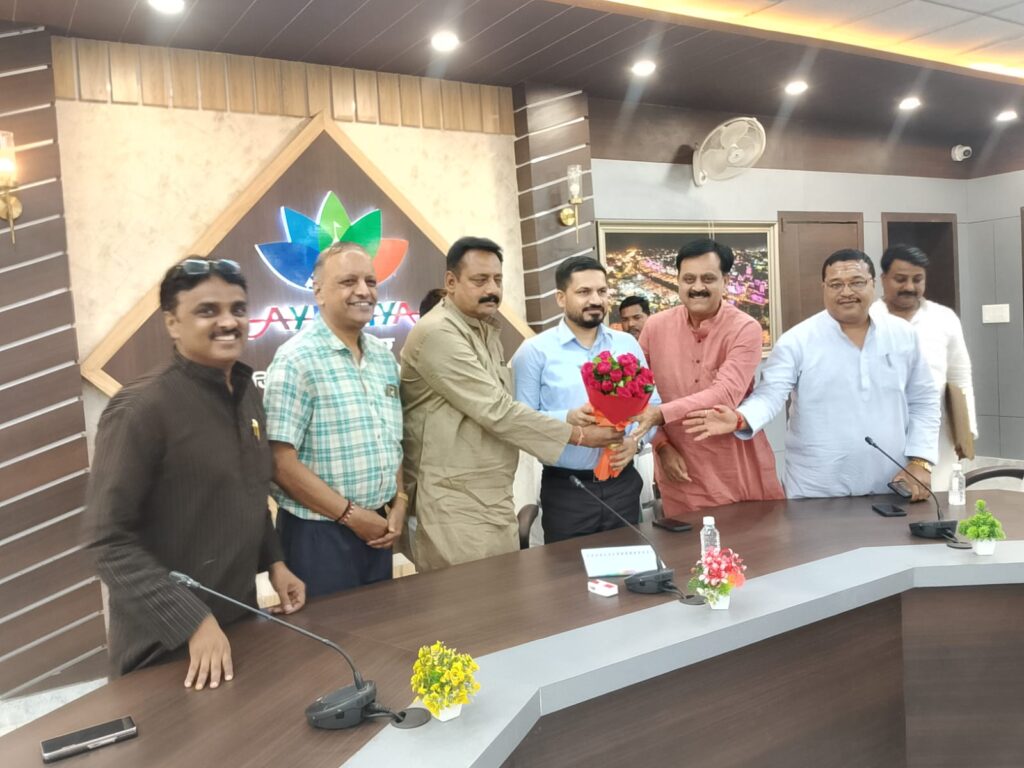 जिलाधिकारी शशांक त्रिपाठी से अयोध्या उद्योग व्यापार मंडल ने की मुलाकात 1 WhatsApp Image 2026 05 25 at 9.03.51 PM