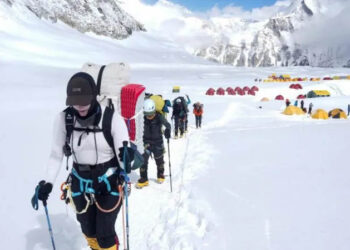 Climbers clear path to Everest summit past giant chunk of ice