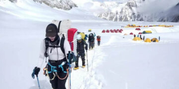 Climbers clear path to Everest summit past giant chunk of ice