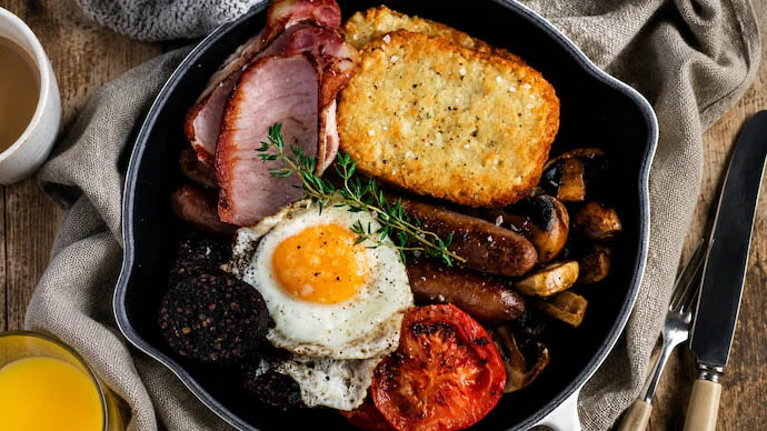 Pakistanis served pork sausages on deportation flight from Ireland