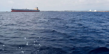 Iranian supertanker carrying $220m oil cargo slips past US blockade
