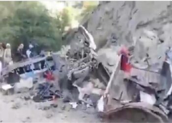 Pakistan Hit by Twin Bomb Blasts; Seven Killed as Passenger Van Targeted in Bannu (Video) 2 Pakistan Hit by Twin Bomb Blasts; Seven Killed as Passenger Van Targeted in Bannu (Video)